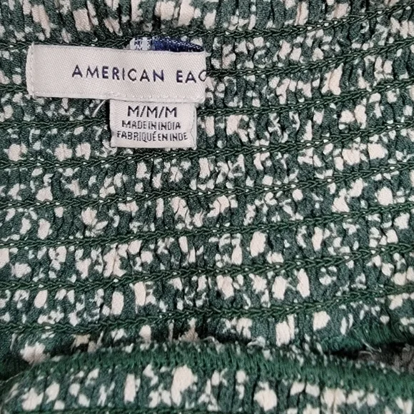 American Eagle Size Med Womens Shirt. Green and Cream Floral - Picture 4 of 6